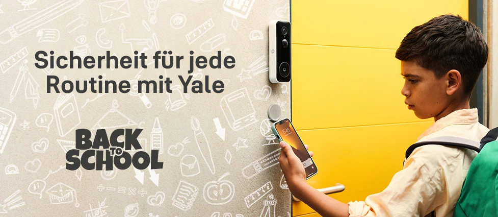 Kleiner Junge öffnet die Haustür mit einem Smartphone