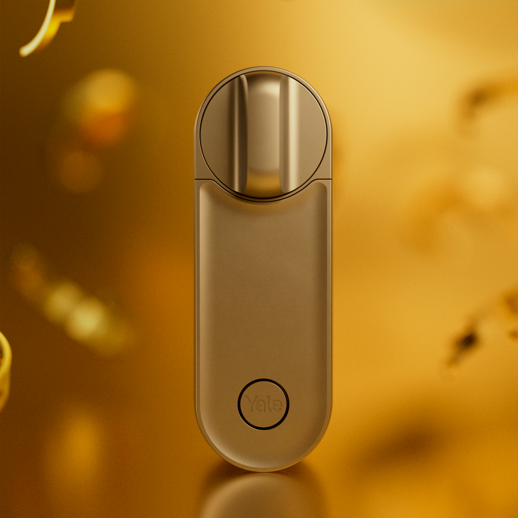 Goldenes Linus L2 Smart Lock auf goldenem Hintergrund.